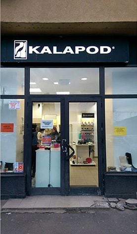 Intrarea magazinului Kalapod, cu ușa dublă din aluminiu.