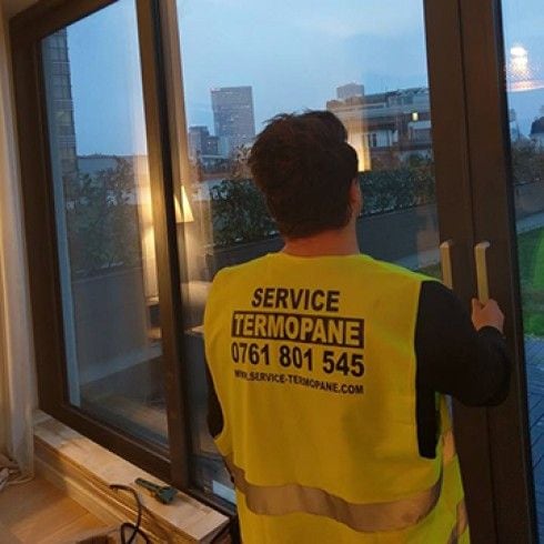 Tehnician Service Termopane la o ușă din aluminiu, în complexul One Herăstrău Park.