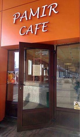 Ușa din PVC maro de la intrarea în Pamir Cafe.