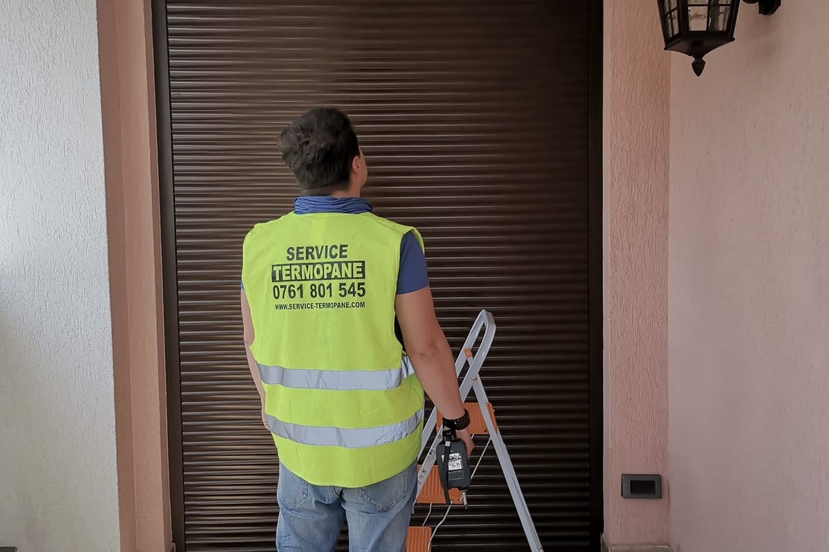 Tehnician la un rulou exterior.