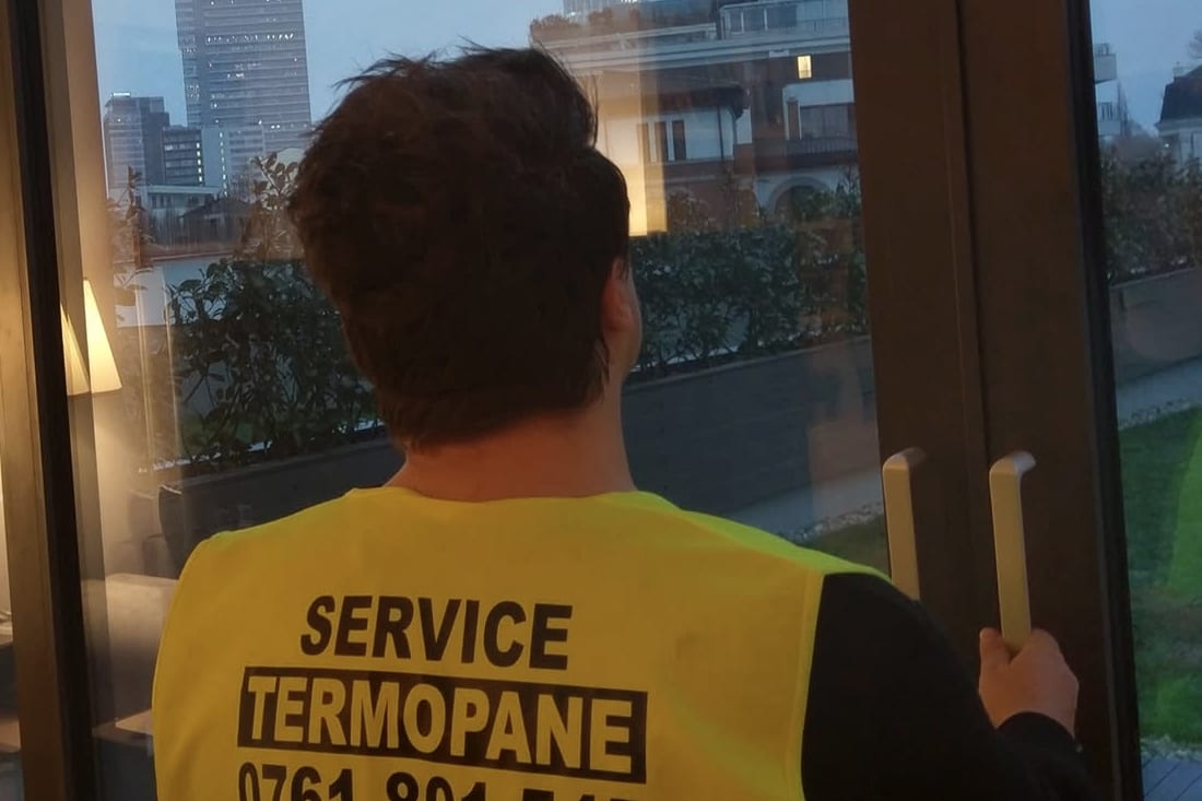 Tehnician care verifică închiderea unei uși glisante.
